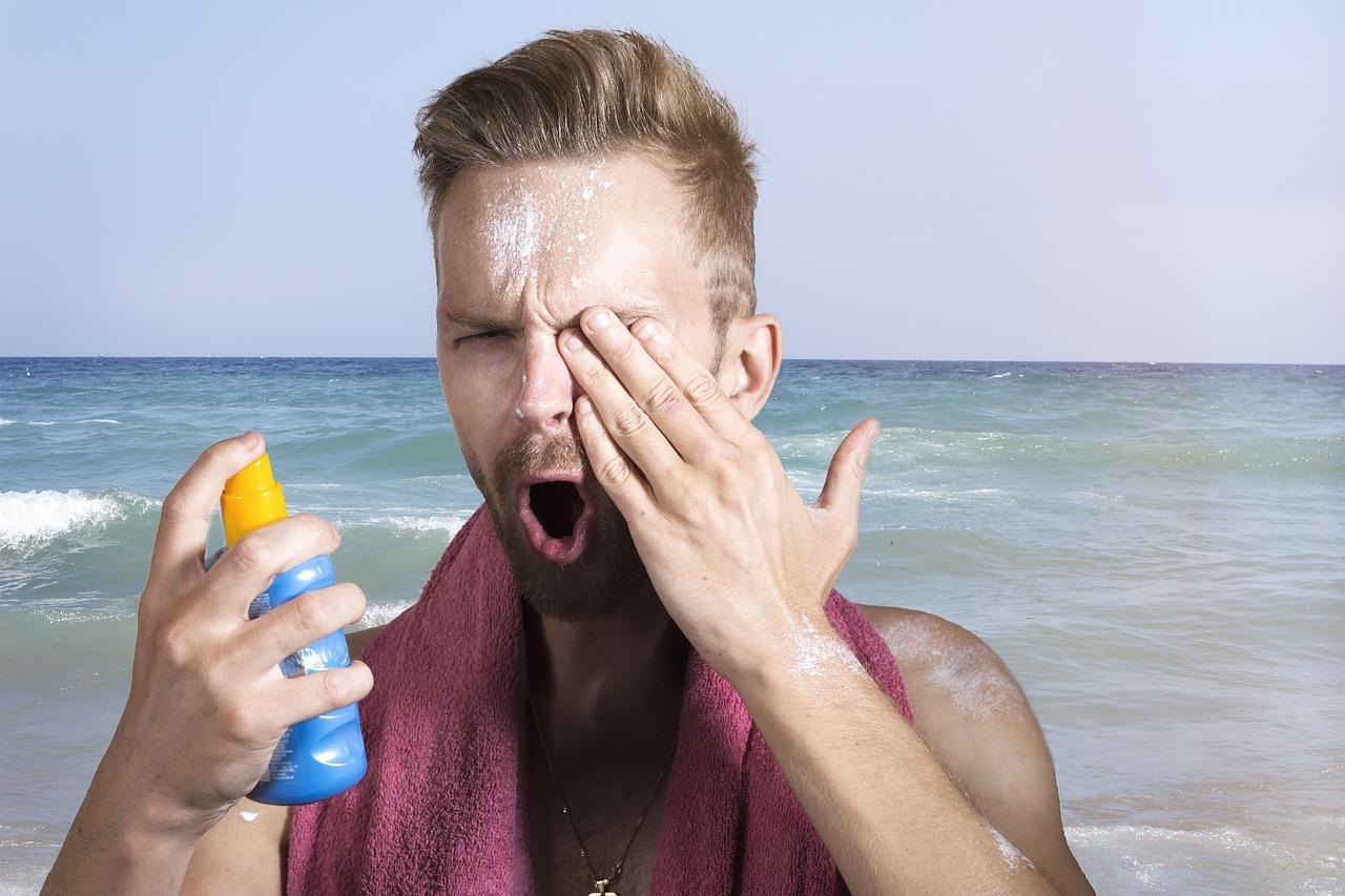 Een man past zonnebrandcrème toe om naar buiten te gaan in Purmerend